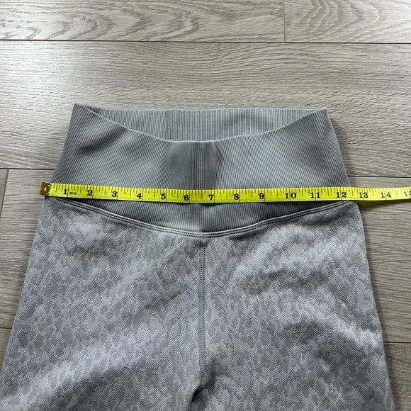 Aerie OFFLINE Seamless High Waisted Snake Leggings Grey - Picture 11 of 14